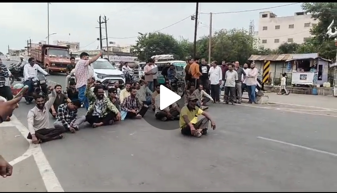 नागपुर रोड रेलवे क्रासिंग नवीन ब्रिज के नीचे वाली पुरानी रोड चालू करने को लेकर भाजपा, कांग्रेस सहित स्थानीय नागरिकों ने किया प्रदर्शन