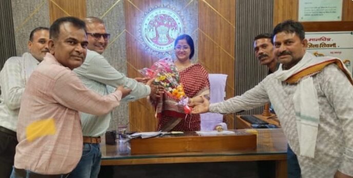 सिवनी में गेहूं उपार्जन प्रभावित: बारदाने की कमी पर सहकारी कर्मचारी संघ ने कलेक्टर नेहा मीना से की मुलाकात